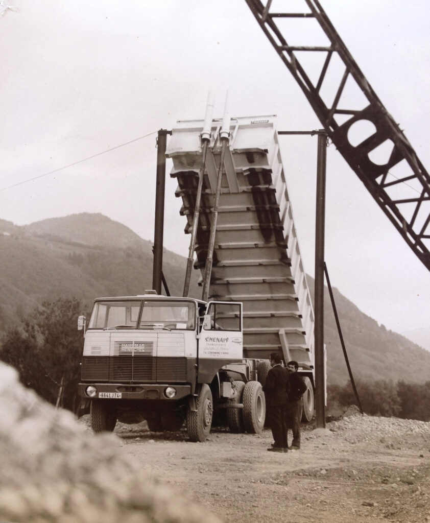 Ancienne photo d'un des tous premiers camions de chantier de SADET MENAIS